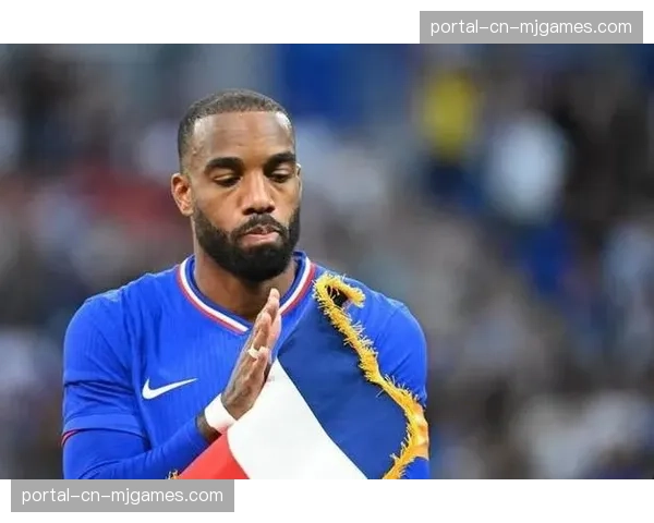 官方：里昂与老将拉卡泽特完成一年续约