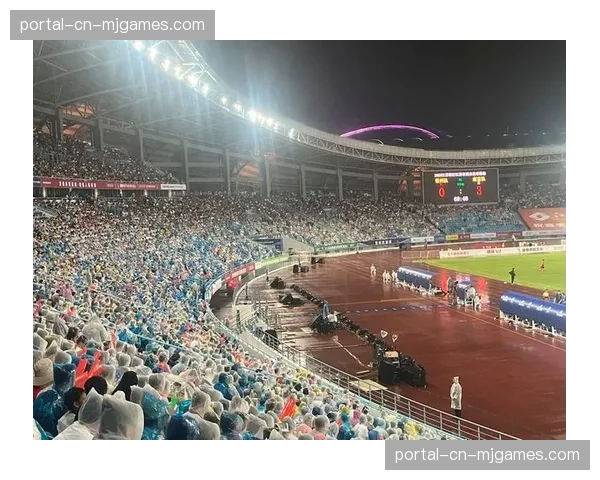 雨战中的温情，客队谢菲联球迷获赠主场球迷递来的雨衣